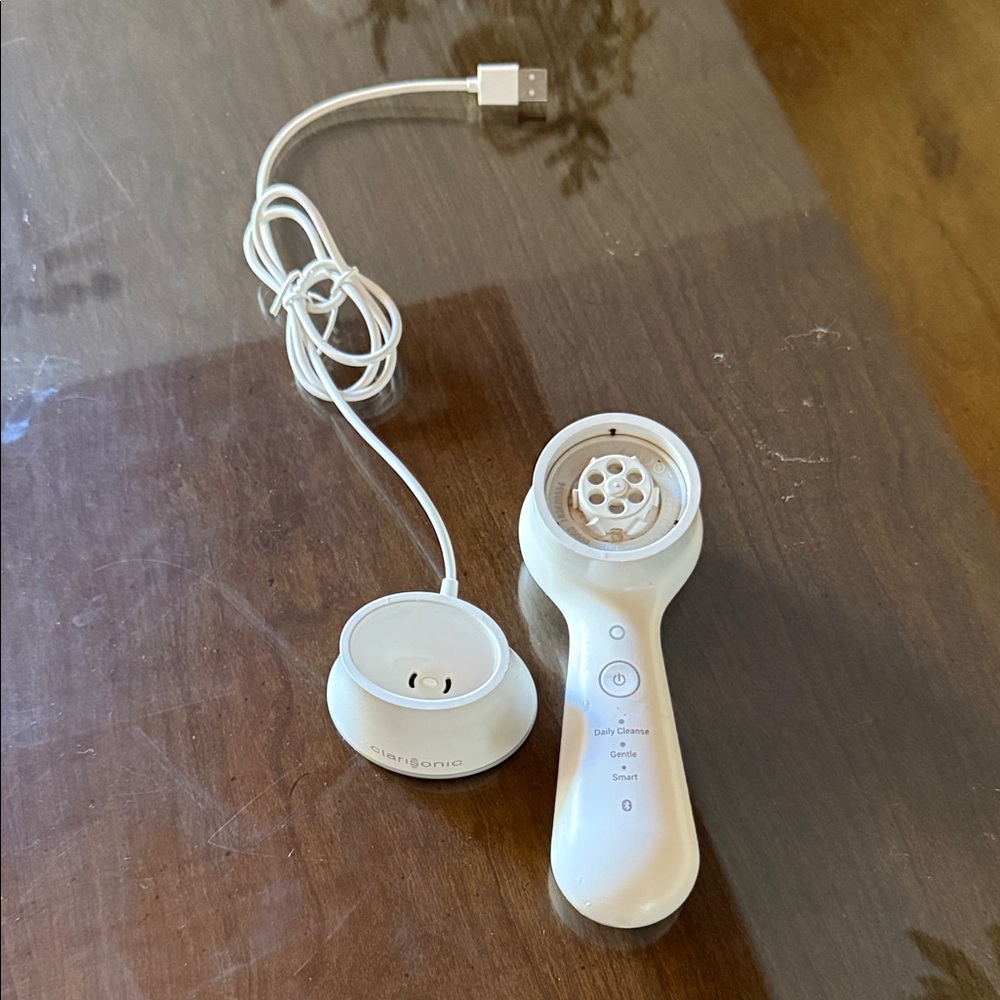 Clarisonic Mia Smart White Charging Dock and Device